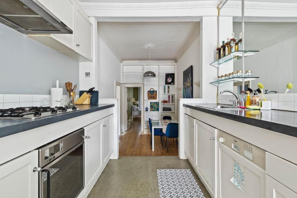 Апартаменты Germaine Greer's Legacy Flat In Hyde Park,