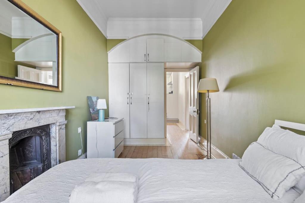 Germaine Greer's Legacy Flat In Hyde Park, * Лондон